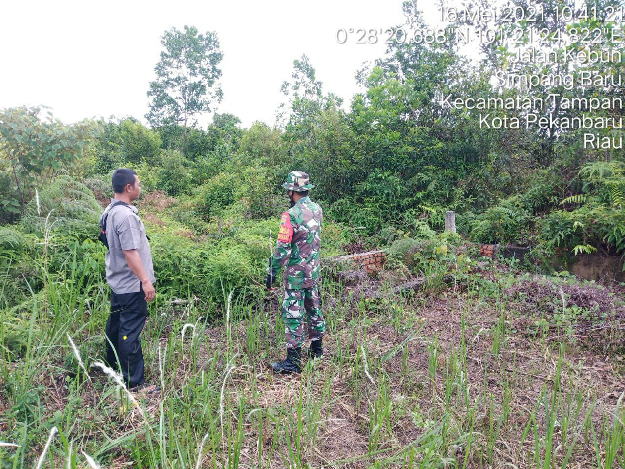 Suasana Hari Lebaran Keempat, Babinsa Kodim 0301/PBR Tetap Terus Lakukan Patroli dan Sosialisasi Karhutla Bersama Masyarakat Peduli Api