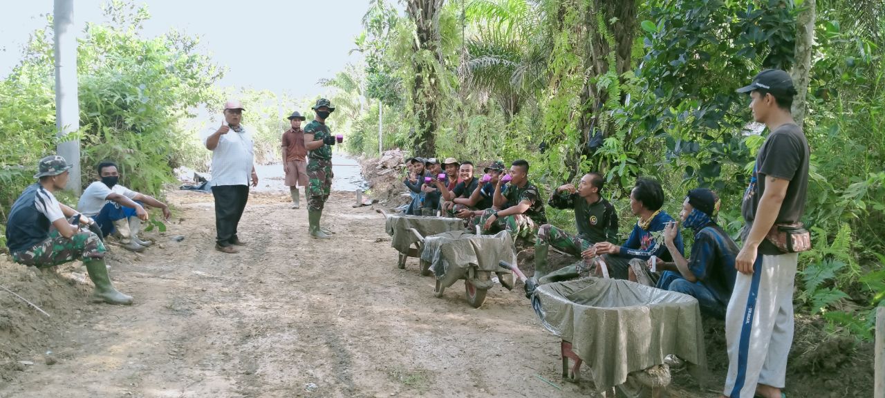 Wujud Pengabdian Untuk Negeri Nampak Dari Kebersamaan TNI Bersama Warga Dilokasi Sasaran TMMD
