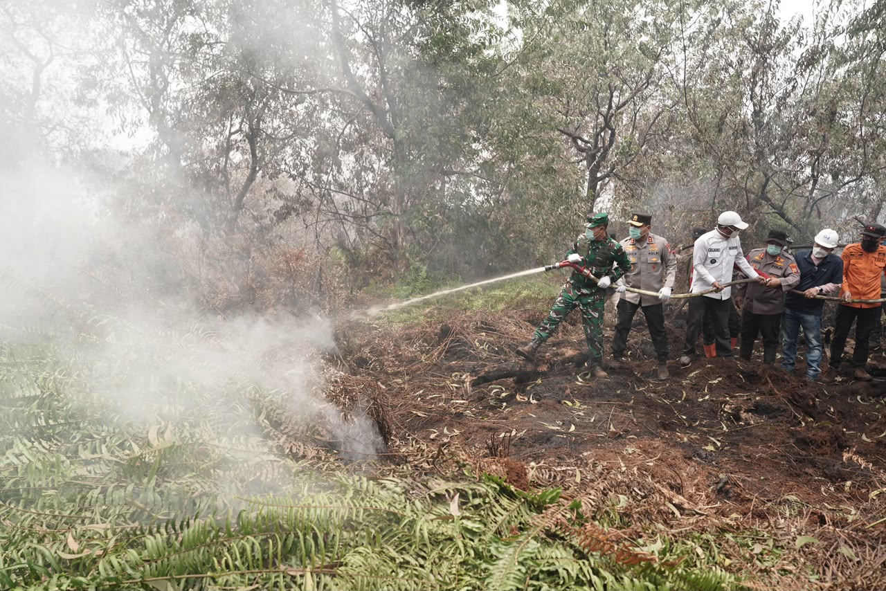 Kapolda Riau Dan Pangdam Tuanku Tambusai Patroli Udara Karhutla, Turun Langsung Padamkan Api di Pelalawan