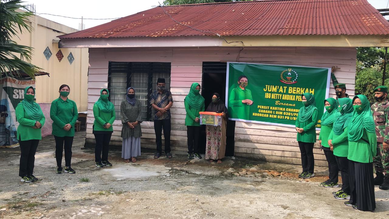 Ketua KCK Cabang L Kodim 0301/PBR Laksanakan Jum'at Berkah Ibu Kasad Dengan Berbagi Kasih Berikan Bantuan Berupa Sembako