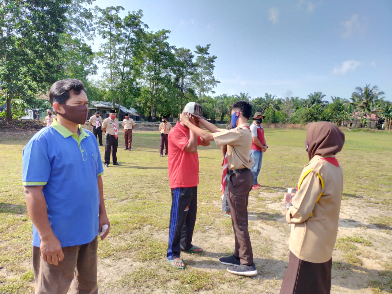 Pimpinan Saka Wira Kartika Tuanku Tambusai Kodim 0301/PBR Laksanakan Penyemprotan Disinfektan dan Pembagian Masker