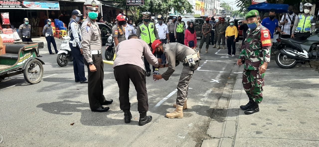 Polres Kampar Bersama Kodim 0313/KPR dan Pemda Melakukan Rekayasa Penertiban Pasar Ramadhan Untuk Cegah Penyebaran Covid-19