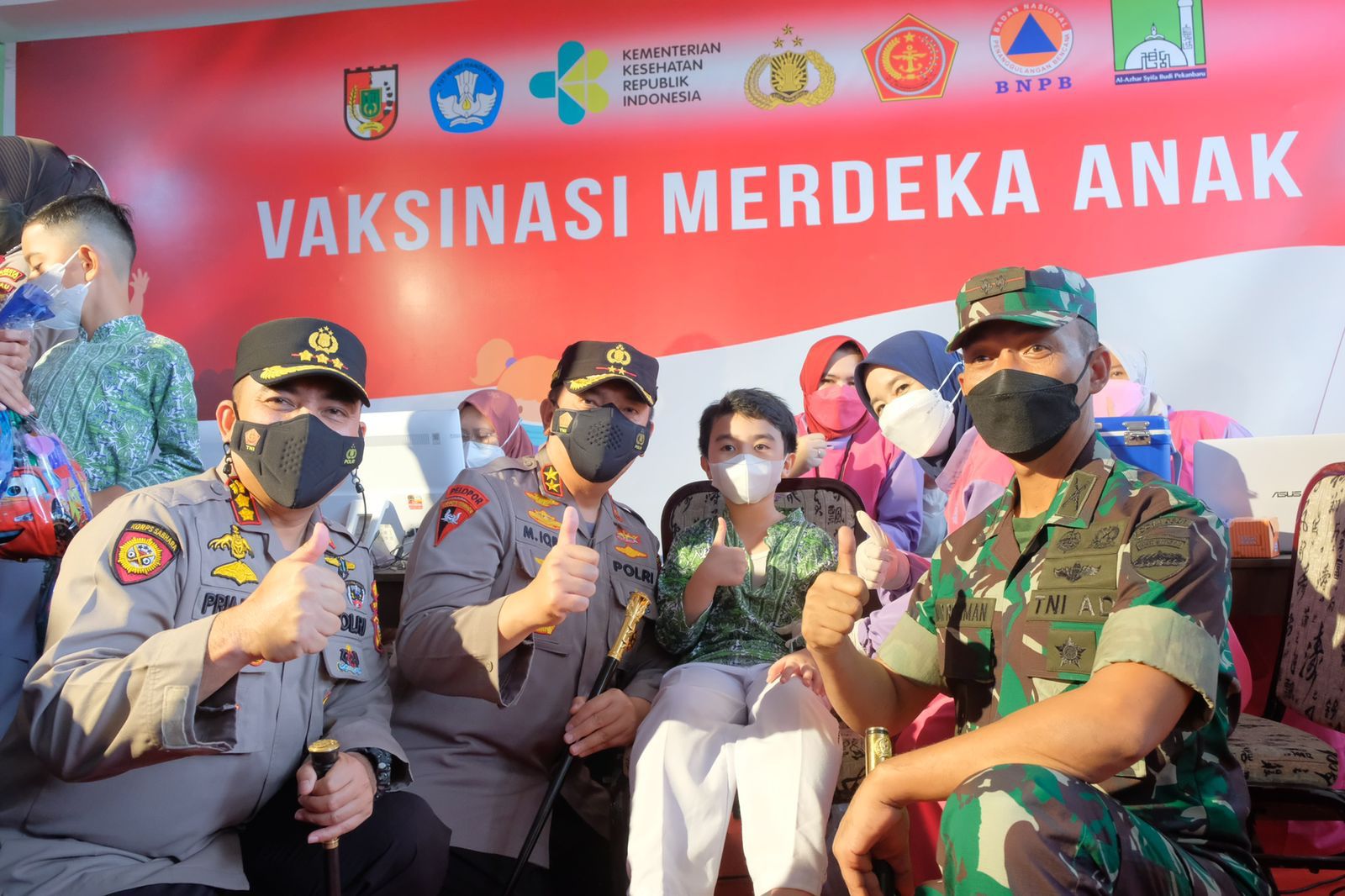 Kapolda Riau Irjen Pol M. Iqbal Berikan Semangat Dan Bingkisan Untuk Anak - Anak Peserta Vaksin Serentak