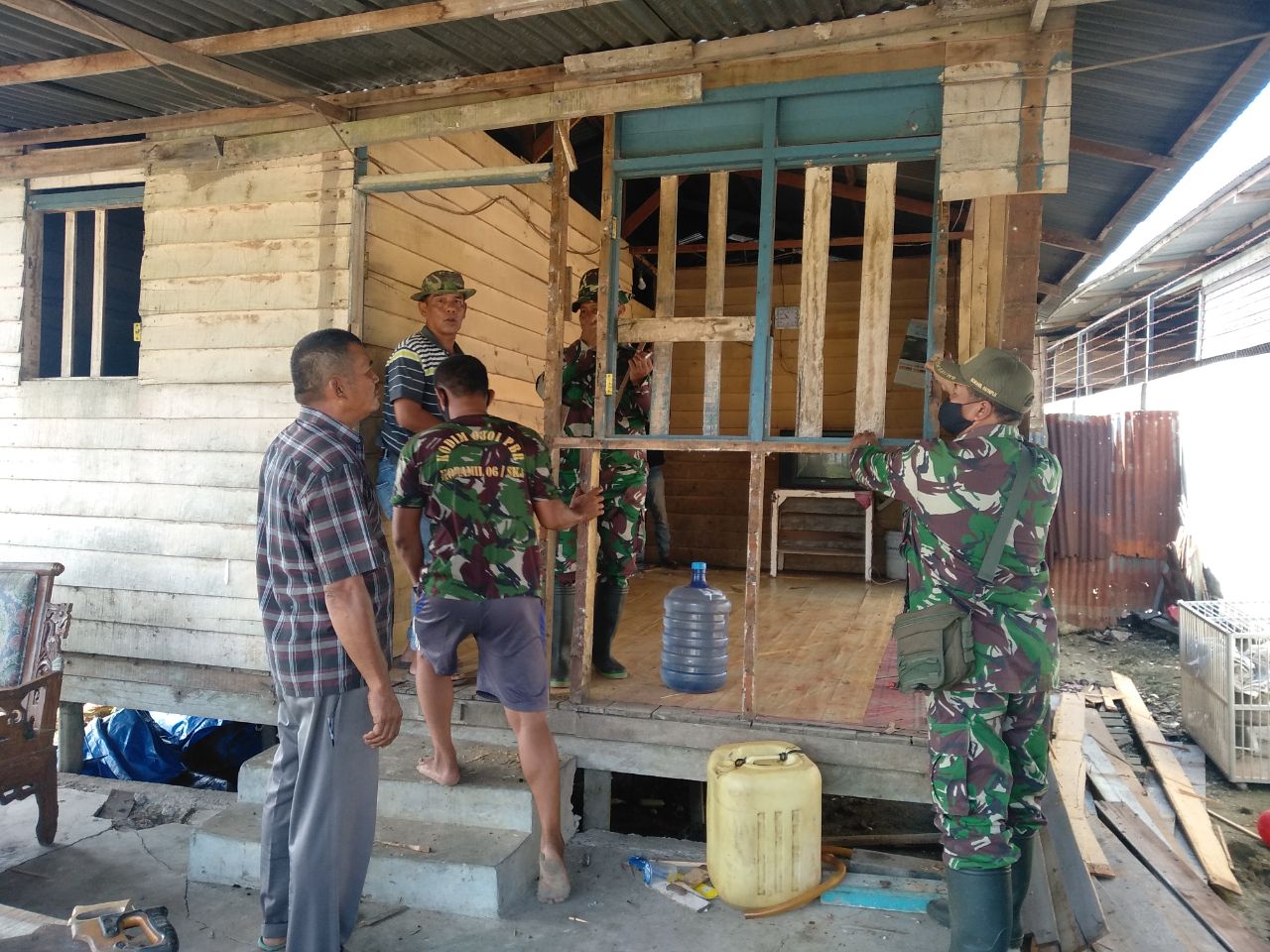 Personil Babinsa Kodim 0301/PBR Membantu Warga Memperbaiki Rumah