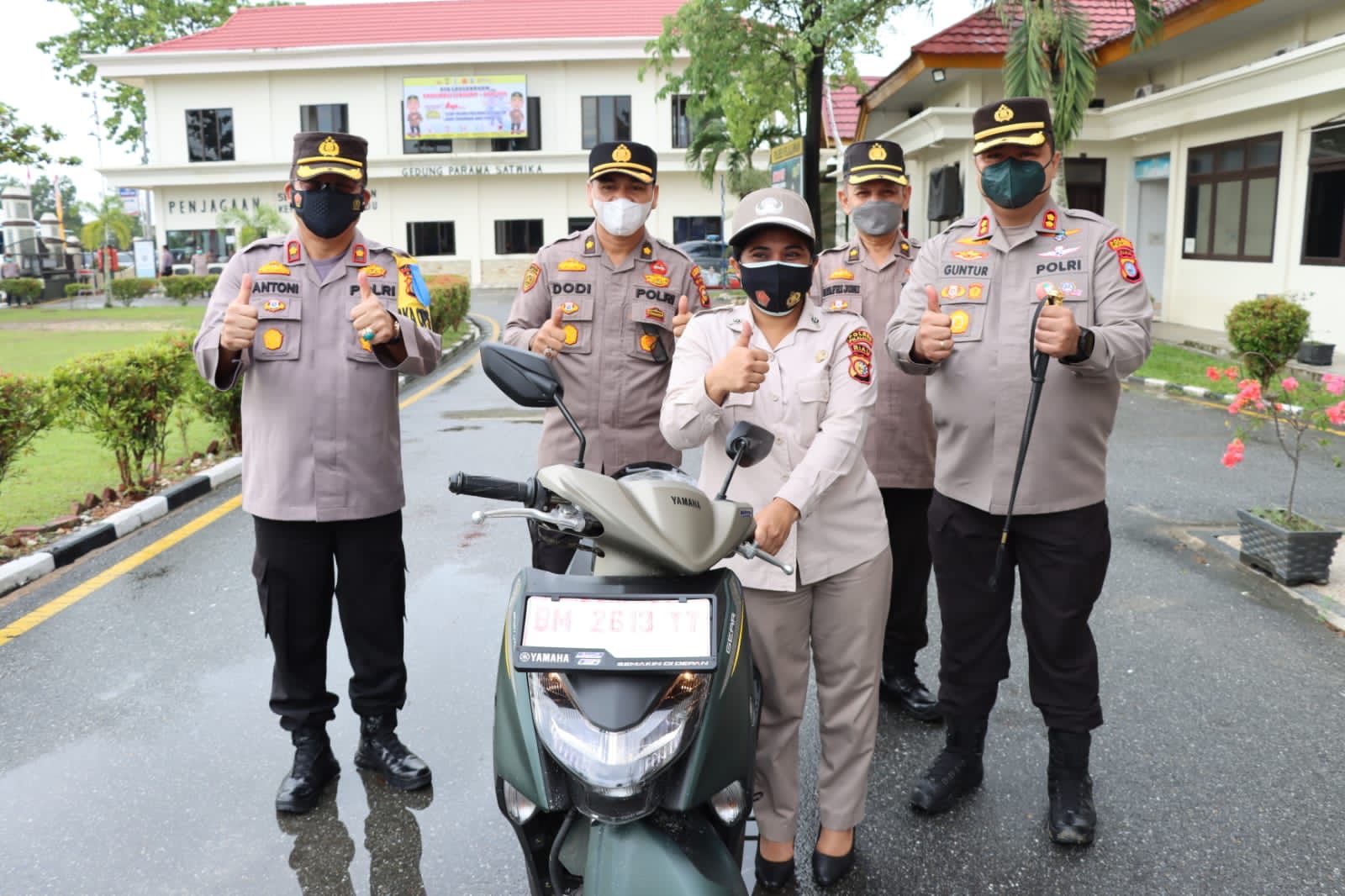 Bawa Masyarakat Agar Di Vaksin Dalam Jumlah Banyak, Ibu Ini Dapat Motor Dari Kapolres Pelalawan