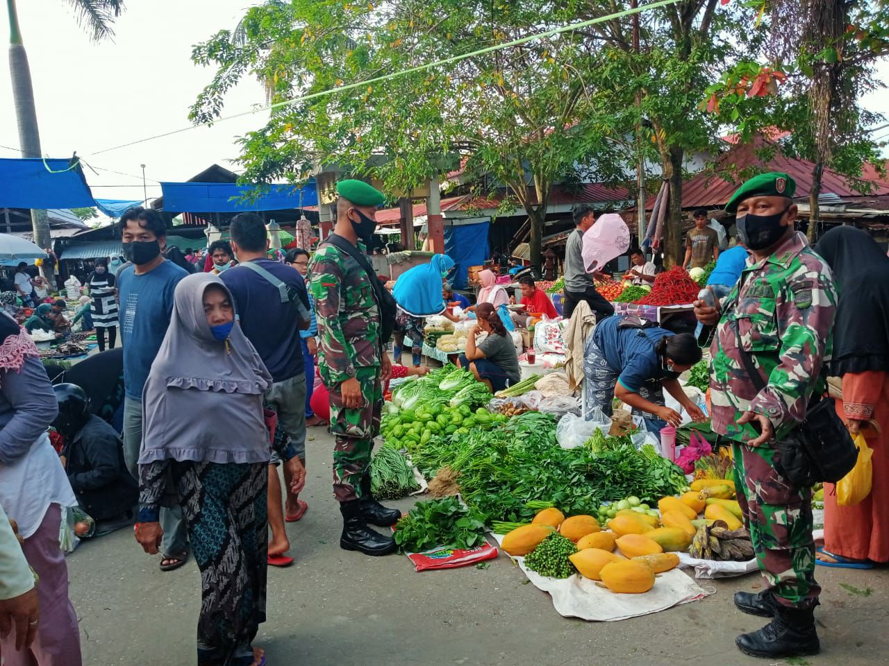 Babinsa Kodim 0301/PBR Laksanakan Penegakan Protokol Kesehatan di Pasar Rakyat Rumbai