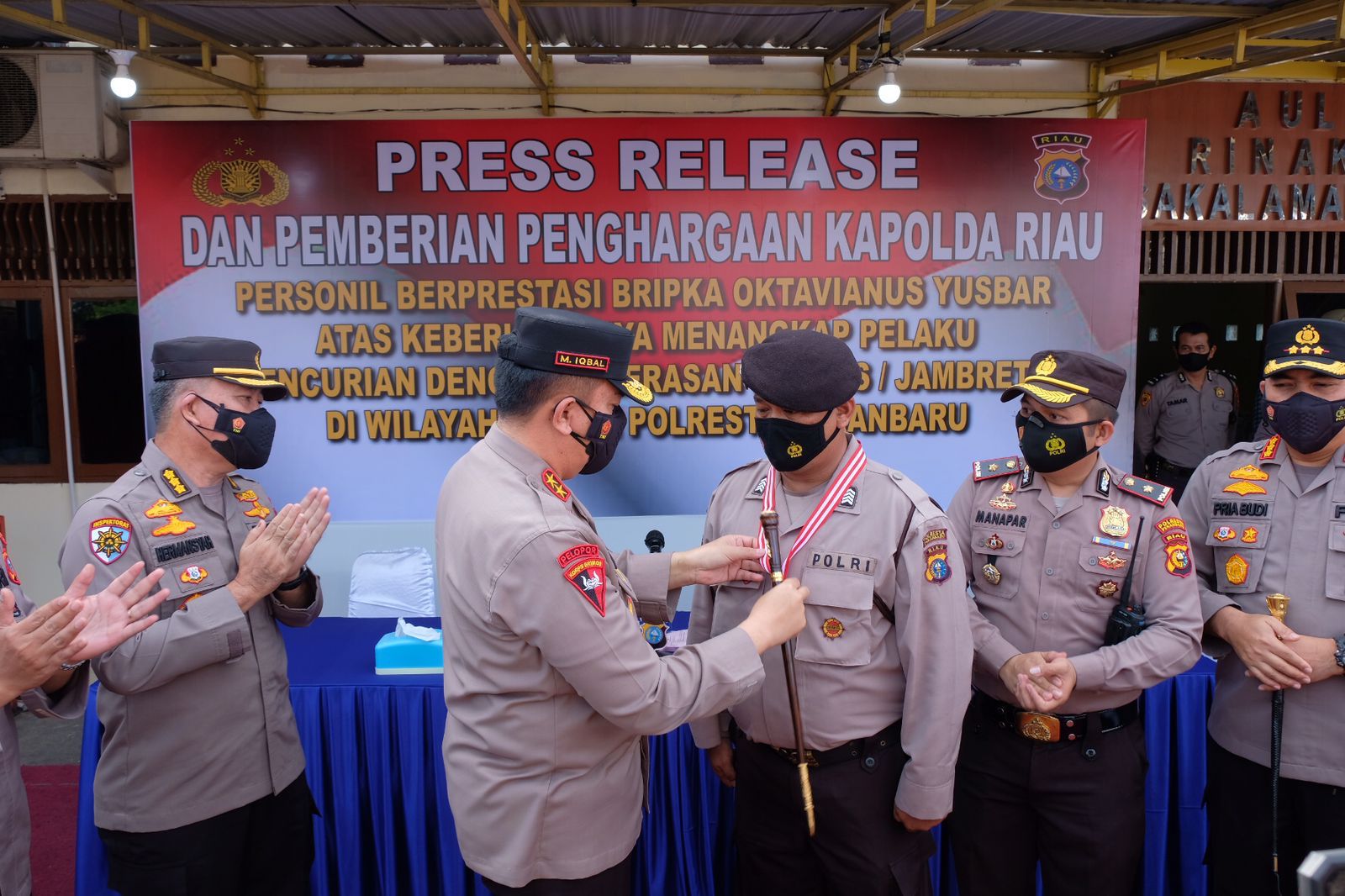 Temui Bripka Oktavianus Yusbar Di Mapolsek Tenayan Raya, Kapolda Riau Irjen Pol M Iqbal Berikan Piagam Penghargaan