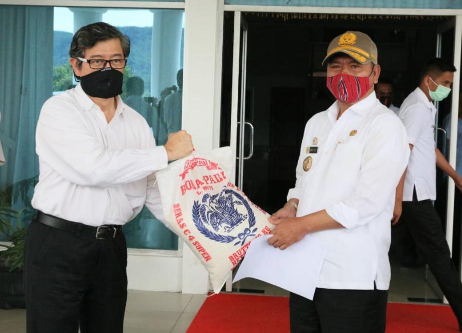 Bupati Taput Menerima Tambahan Bantuan Berupa 3 Ton Beras Dari PT. TPL, Tbk