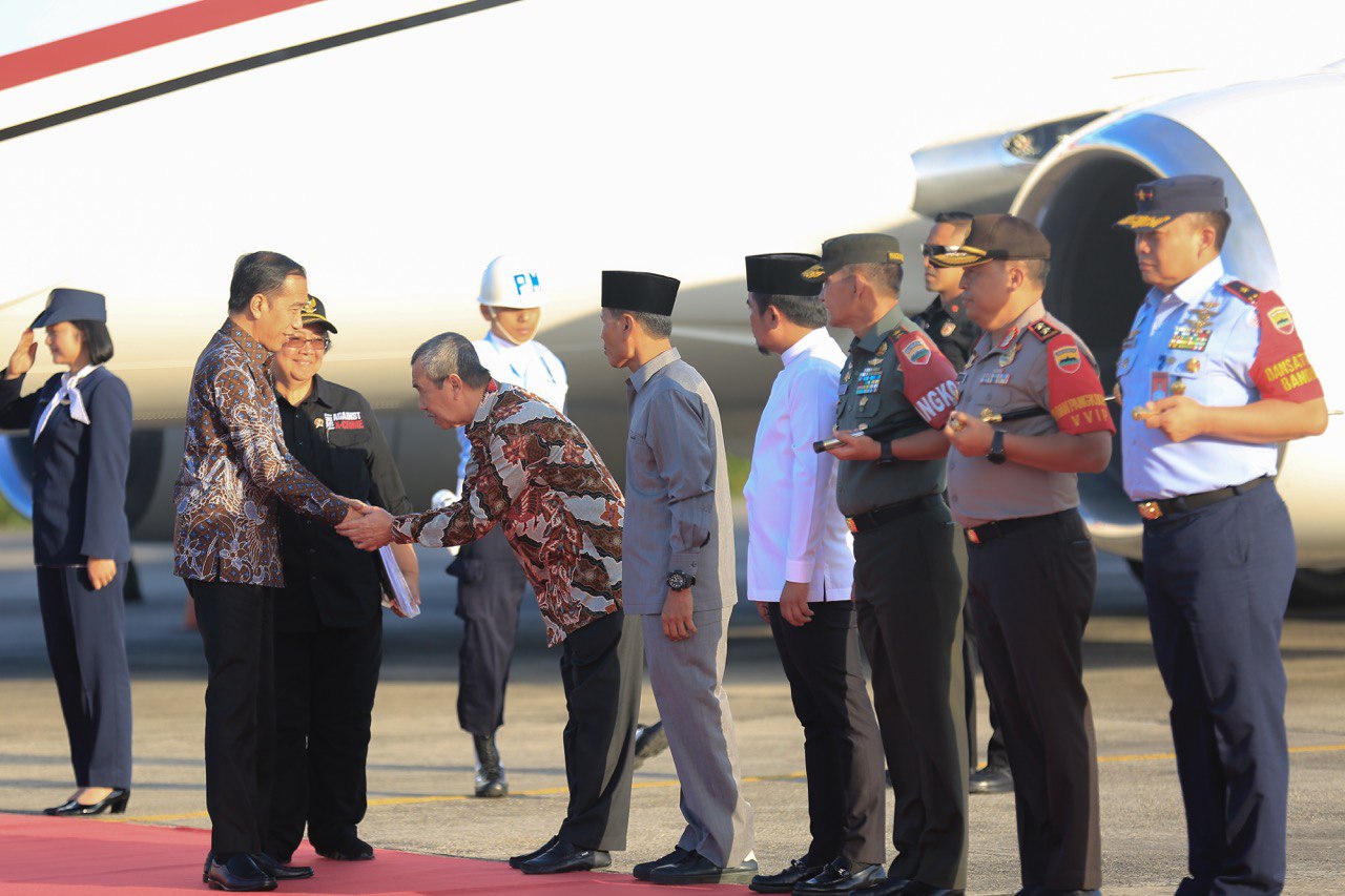 Disambut Gubernur Riau, Presiden Jokowi Tiba di Kota Pekanbaru 