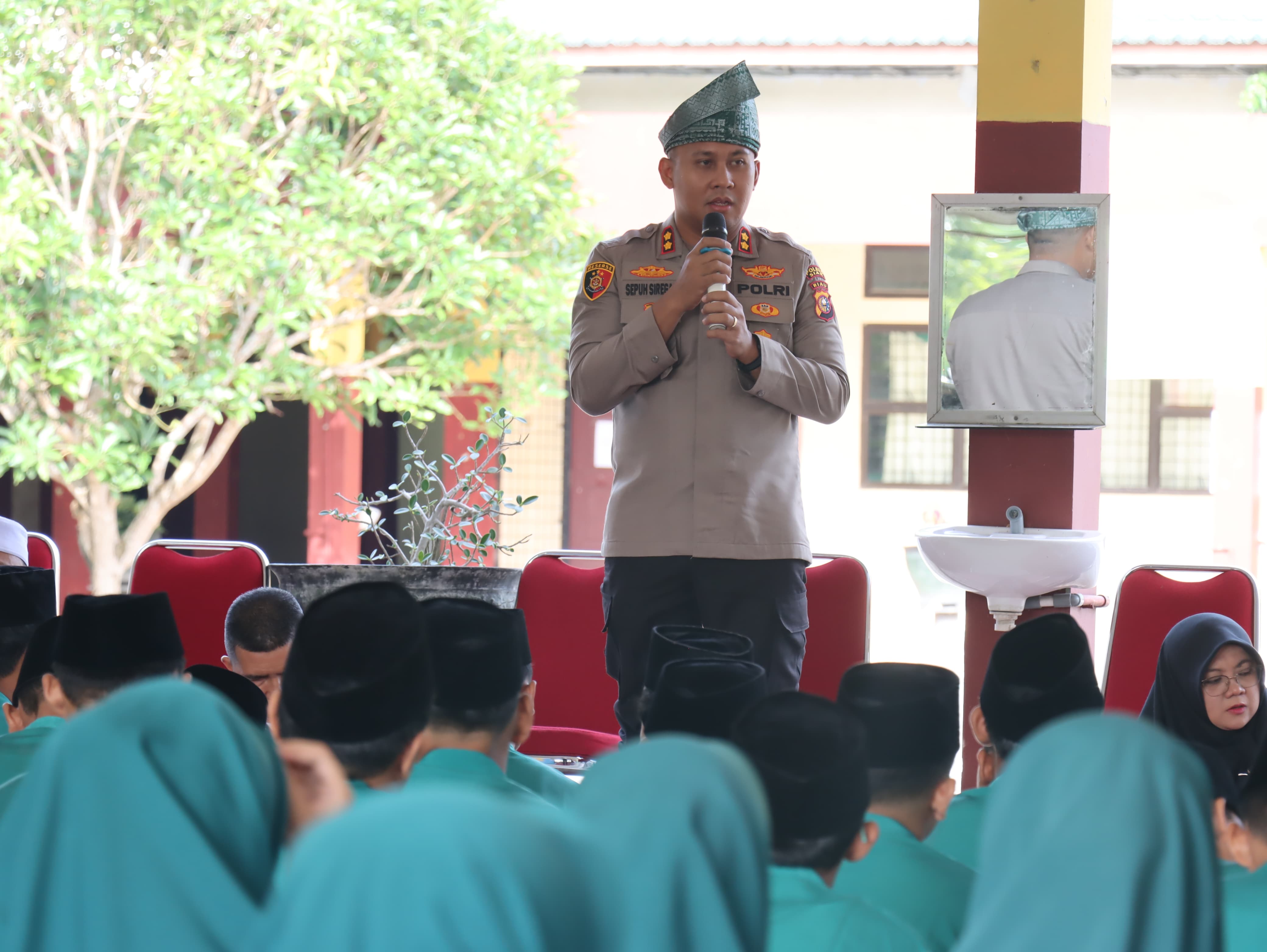 Dipimpin Kapolres, Tim Trauma Healing Pulihkan Semangat Para Siswa SMP Sains Tahfizh Siak