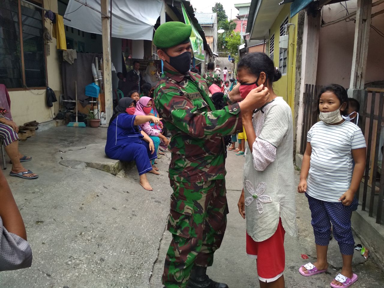 Peduli Kesehatan Warga, Babinsa Kodim 0301/PBR Bagikan Masker di Wilayah Binaan