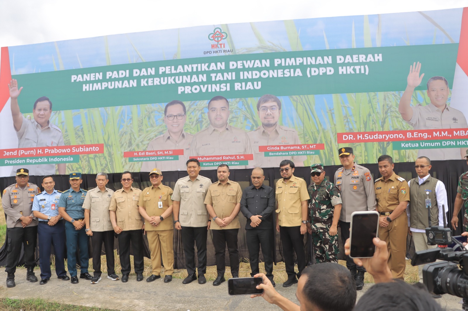 Wamentan Panen Raya Padi dan Sekaligus Pelantikan HKTI Provinsi Riau di Desa Binuang