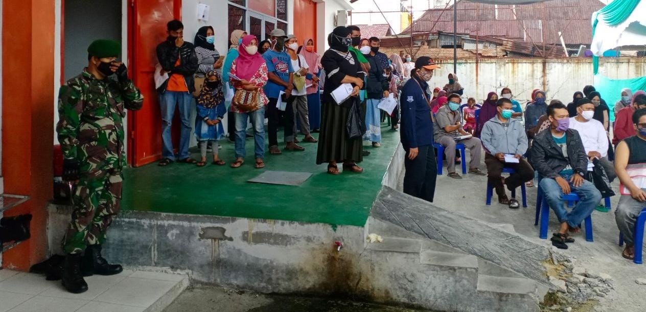 Babinsa Kodim 0301/Pekanbaru Dampingi Warga Monitor Pembagian BST