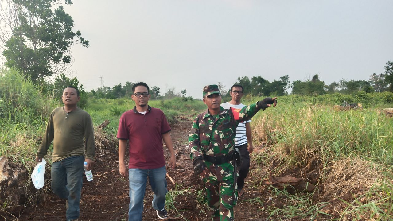 Babinsa Kodim 0301/Pekanbaru Bersama Ketua LPM Melaksanakan Anjangsana Ke PT. Kubamas, Ingatkan Akan Pentingnya Untuk Menjaga Serta Merawat Lahan