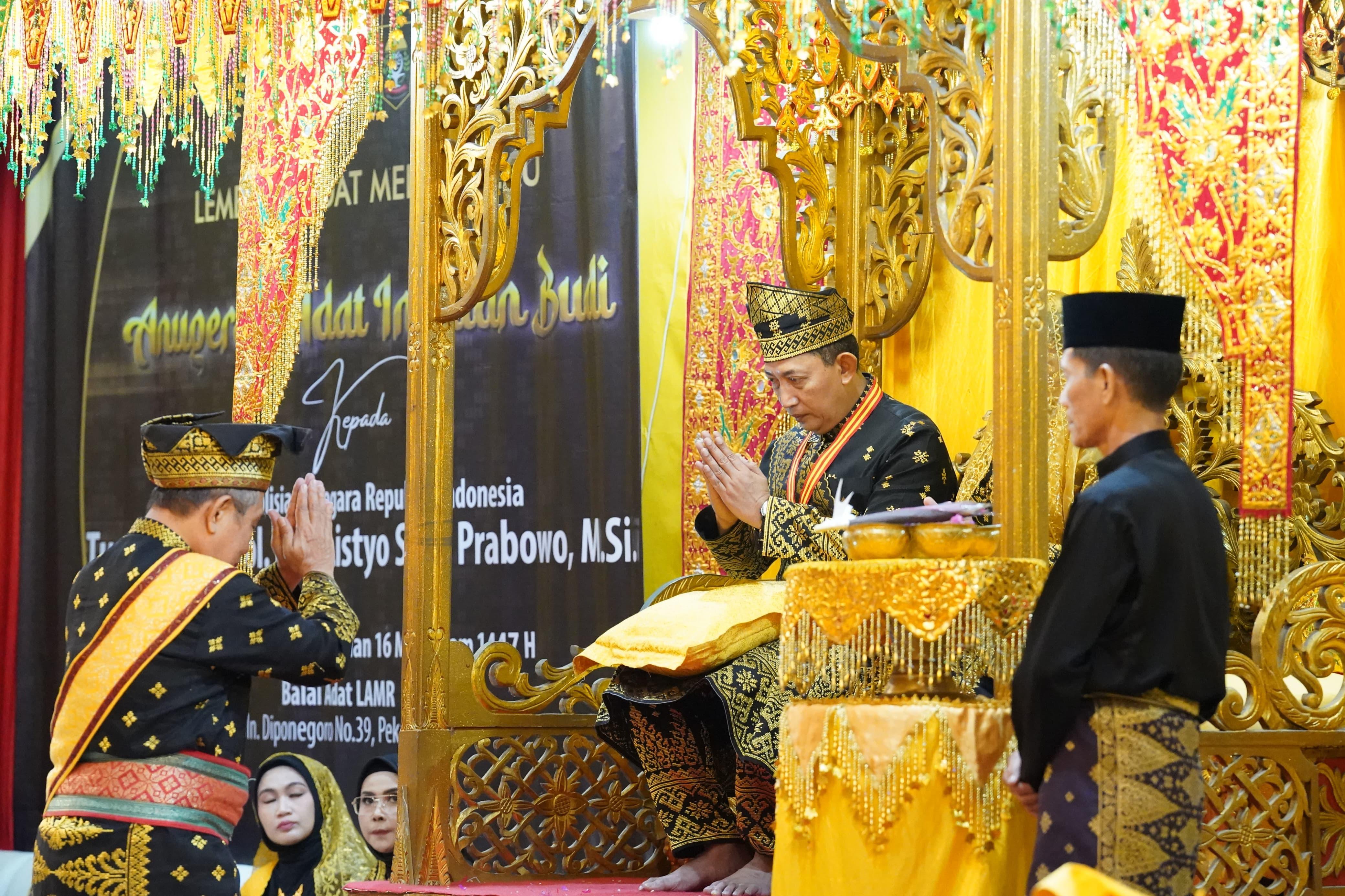 Kapolri Terima Anugerah Adat Ingatan Budi Dari LAM Riau: Simbol Kehormatan, Amanah Moral, dan Komitmen Kebangsaan