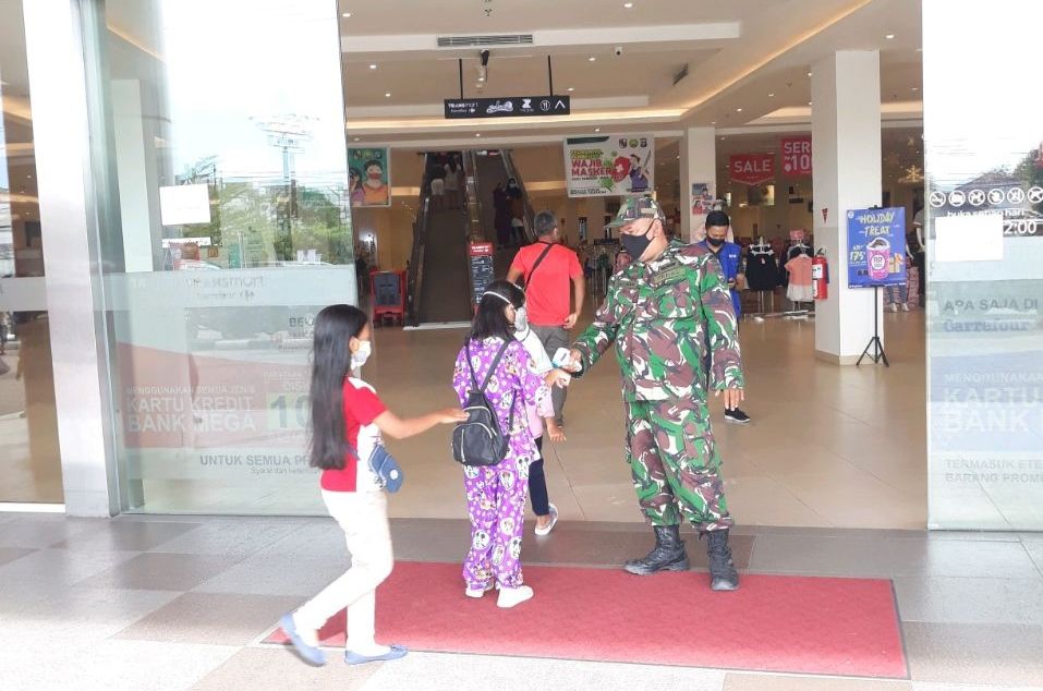 Babinsa Kodim 0301/PBR Terus Lakukan Pengawasan Prokes Guna Mencegah Penyebaran Covid-19 Di Tempat Pembelanjaan