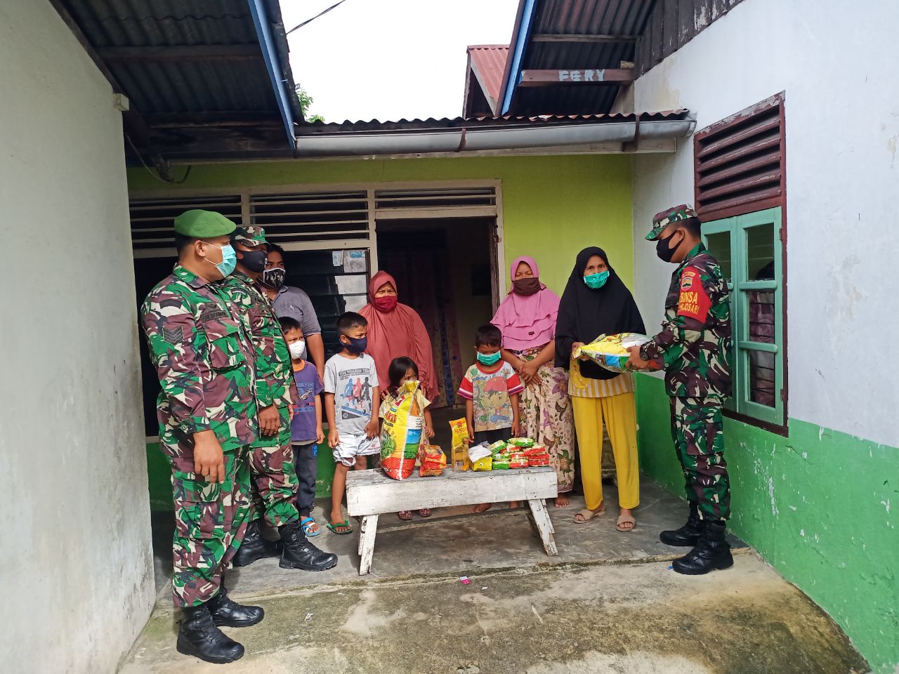 Babinsa Kodim 0301/Pekanbaru Bersama Ketua RT 02 Kelurahan Harjosari Memberikan Bantuan Paket Sembako Kepada Warga Pekerja BHL