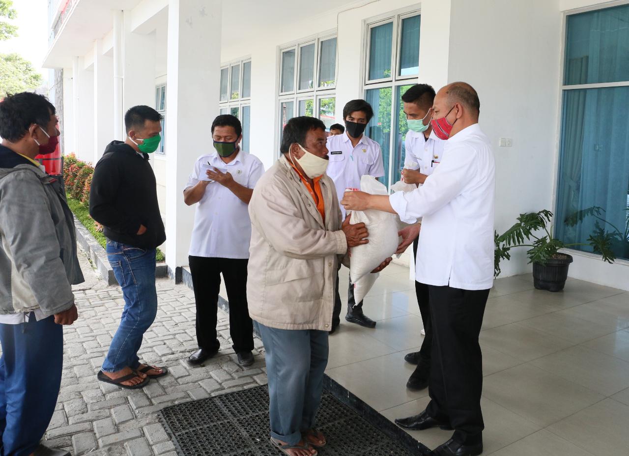 Bupati Taput Langsung Menyalurkan Bantuan Beras dan Makanan Tambahan