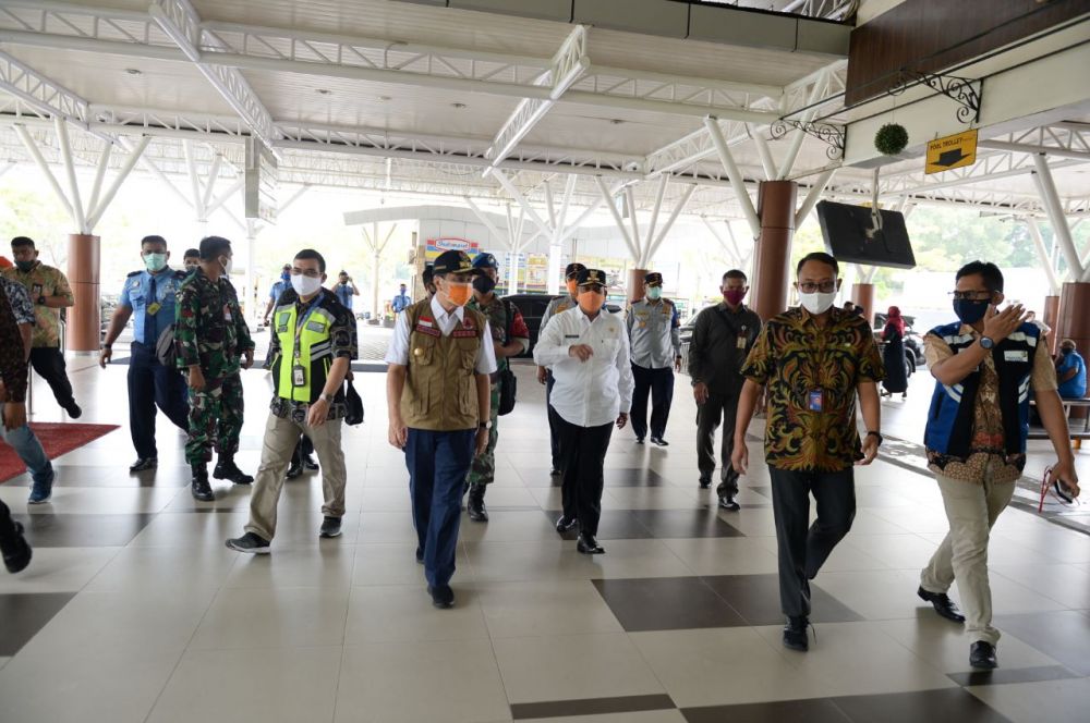 Cegah Penyebaran Covid-19, Gubri Melakukan Peninjauan Bandara SSK II Pekanbaru Dan Terminal BRPS Terkait Pelaksanaan PSBB