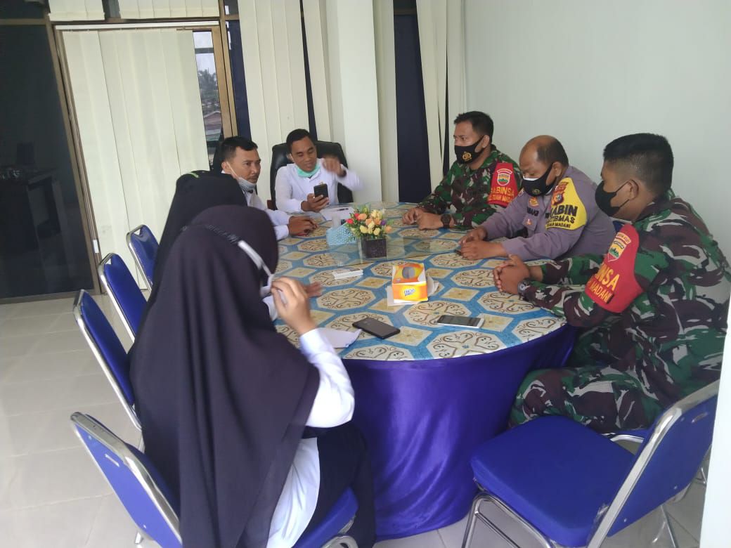 Personil Babinsa Kodim 0301/PBR Hadir Rakor Kelurahan Dalam Rangka Pelaksanaan PPKM Berskala Mikro di Kantor Lurah Tuah Madani