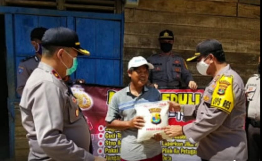 Kapolres Mesuji Memberikan Bantuan Sembako Kepada Puluhan Buruh Tani di Desa Wira Bangun