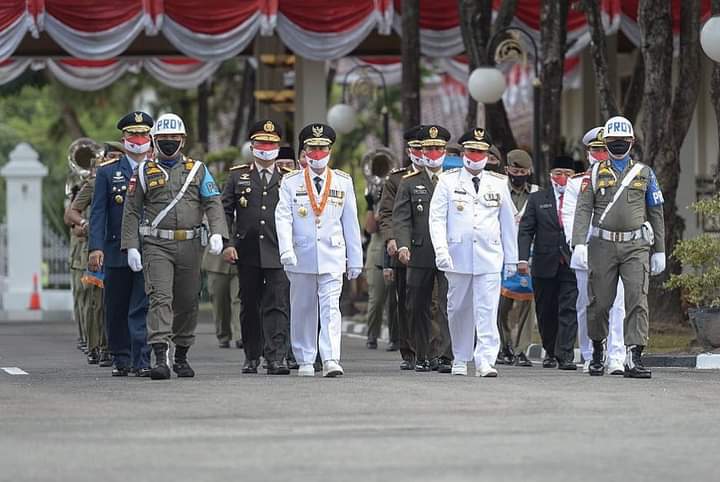 Upacara Bendera HUT RI Ke-75 di Halaman Gedung Daerah Provinsi Riau, Menerapkan Protokol Kesehatan