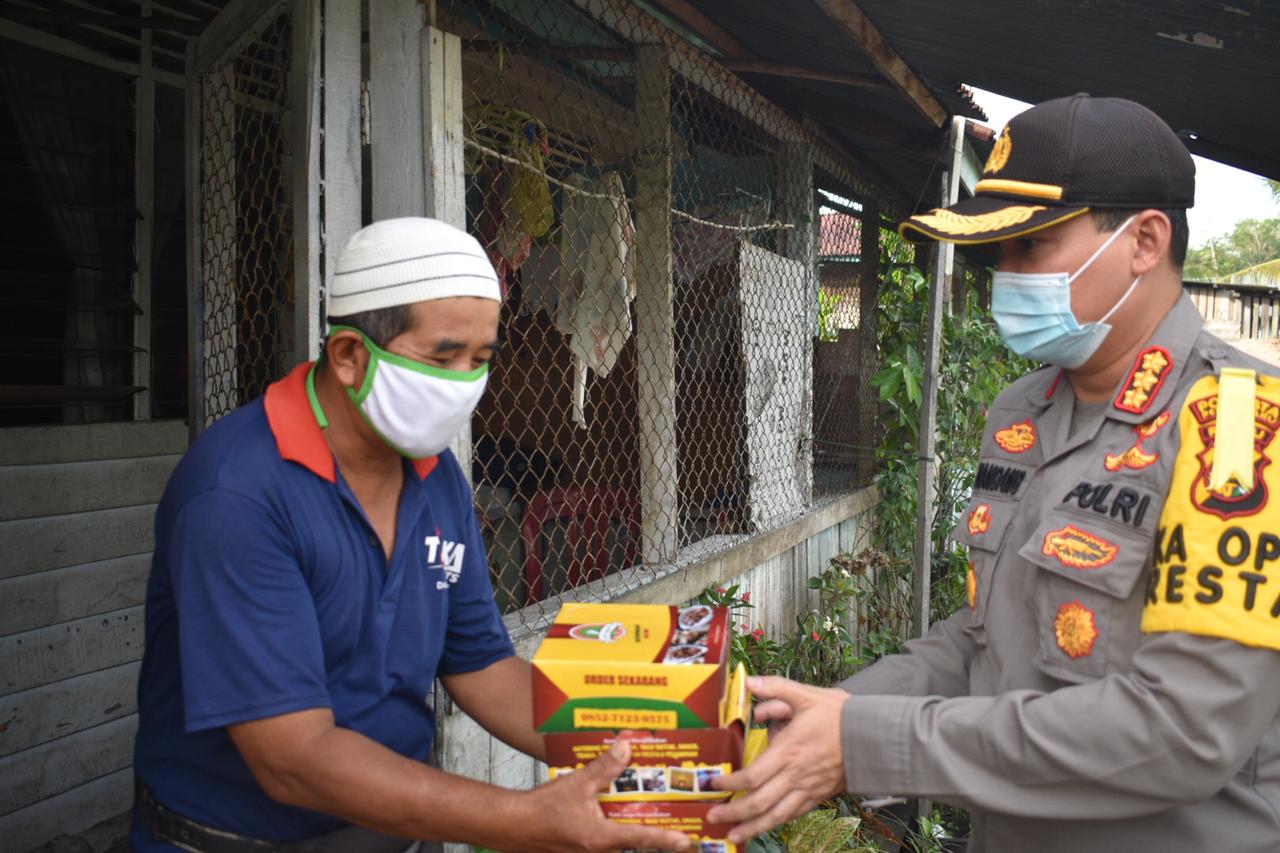 Polresta Pekanbaru Kembali Memberikan Nasi Kotak Untuk Berbuka Puasa Kepada Masyarakat Yang Terdampak Covid-19