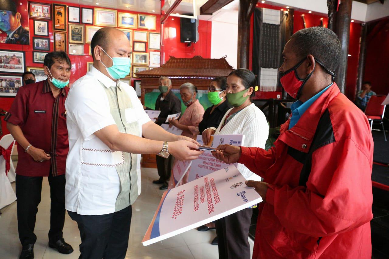 Bupati Taput Serahkan Bantuan Bahan Rumah dan Isian Hunian Sementara Kepada 34 KK Korban Kebakaran