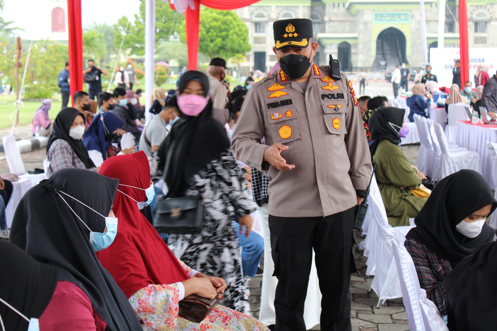 Kapolresta Pekanbaru Mendampingi Kapolda Riau Dalam Pelaksanaan Vaksinasi Merdeka