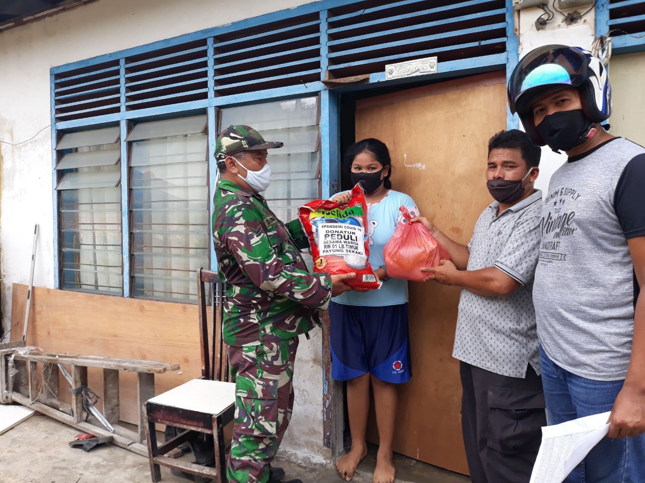 Babinsa Kodim 0301/Pekanbaru Salurkan Bantuan Paket Sembako Kepada Warga Kurang Mampu