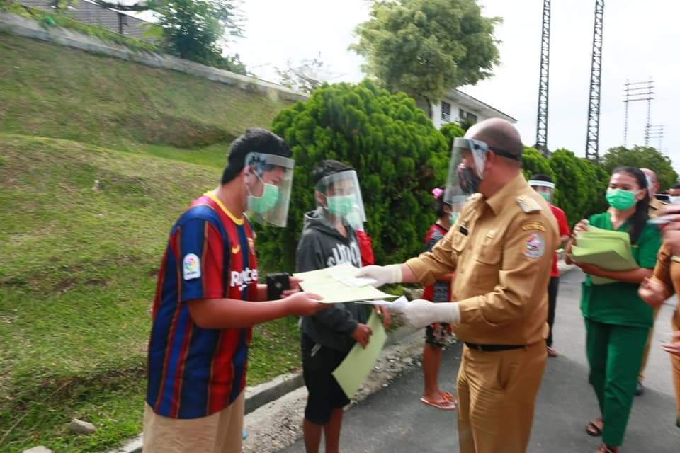 Penanganan Baik, Bupati Taput Kembali Lepas 12 Pasien Sembuh Terkonfirmasi Covid-19
