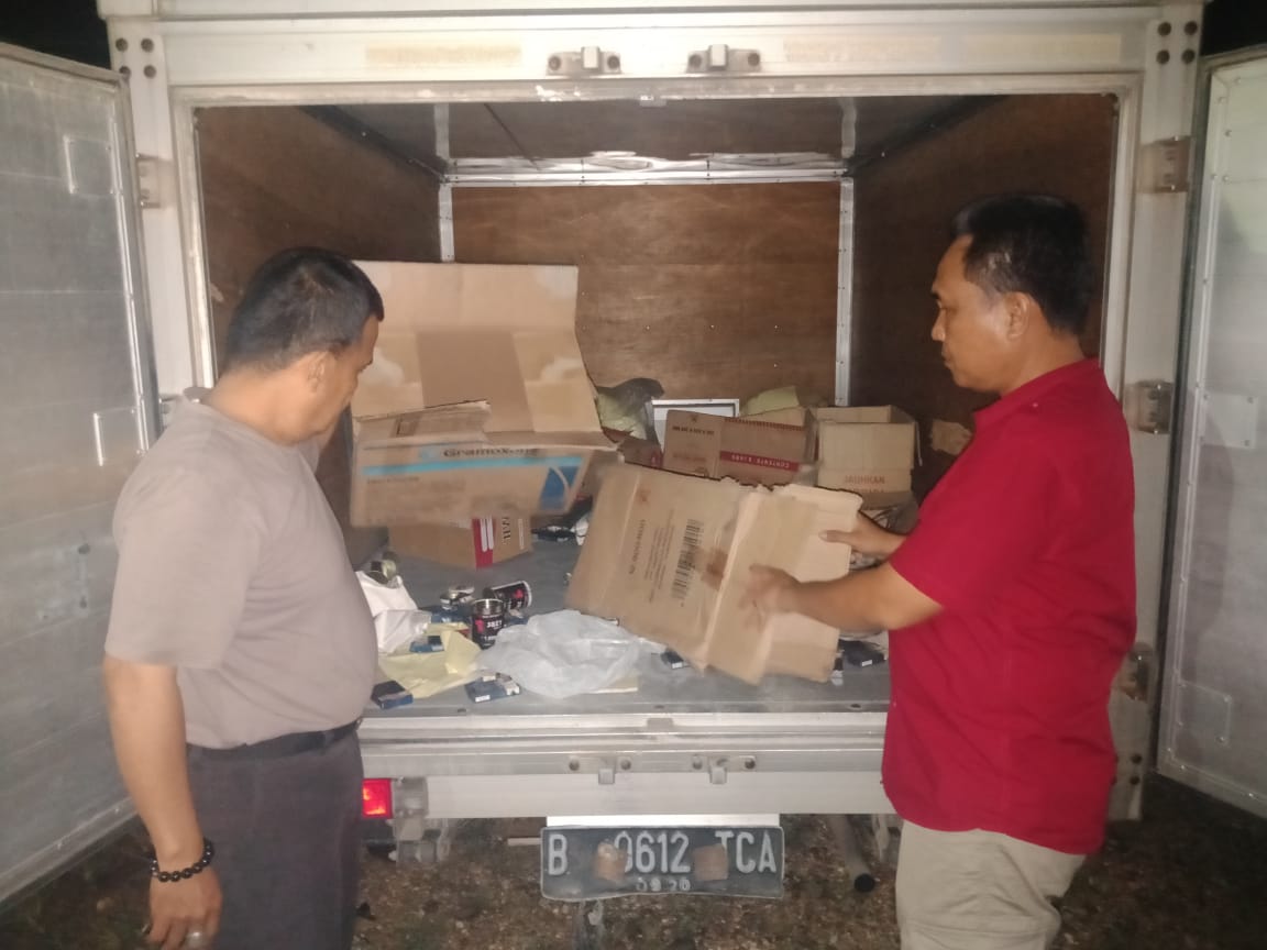 Sempat Dilarikan Pencuri, Mobil Box Pembawa Rokok Ditinggal Pelaku di Wilayah Siak Hulu