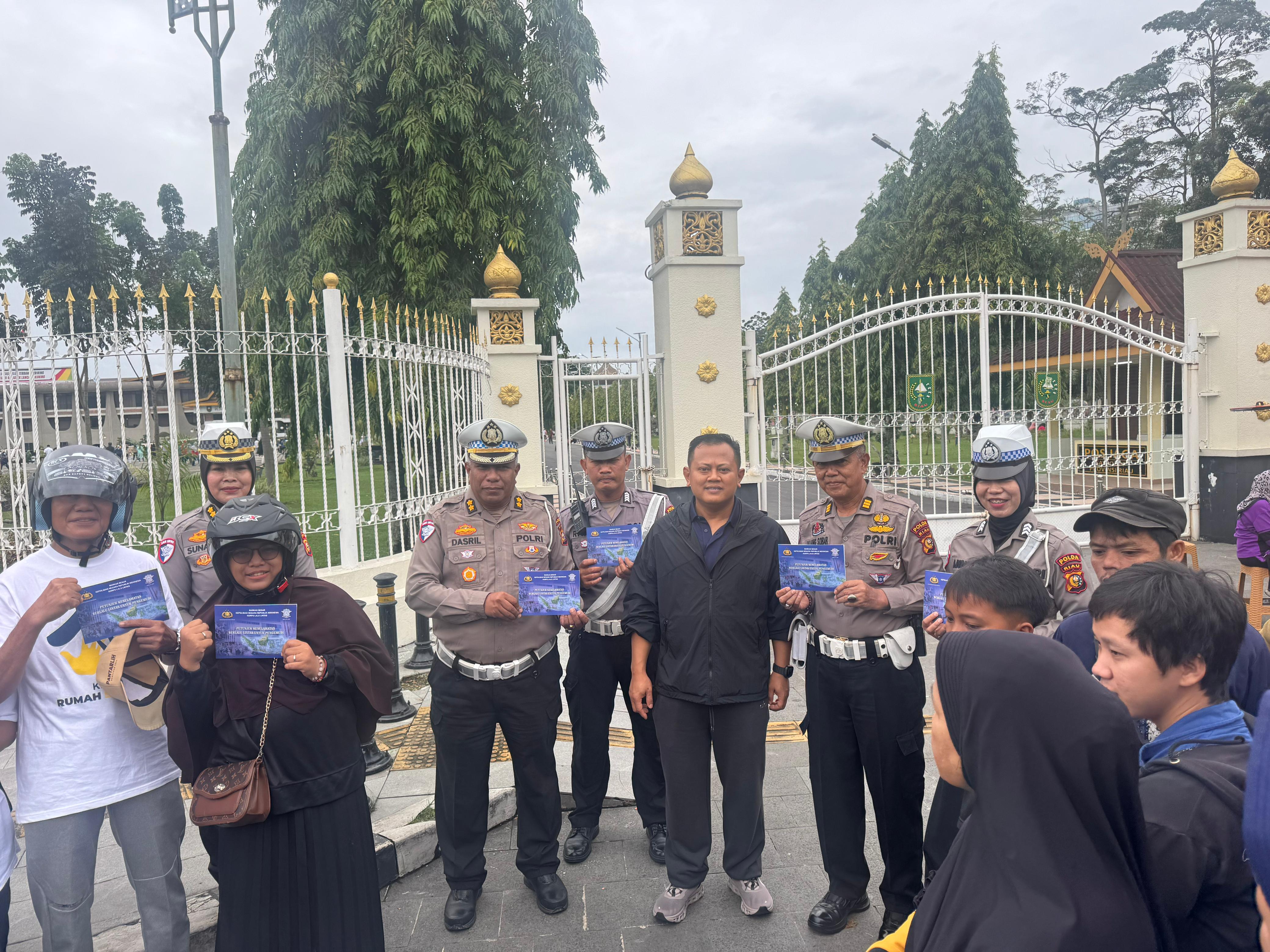 Dirlantas Polda Riau Sapa Pengunjung CFD Pekanbaru Dan Bagikan Helm SNI Sembari Olahraga