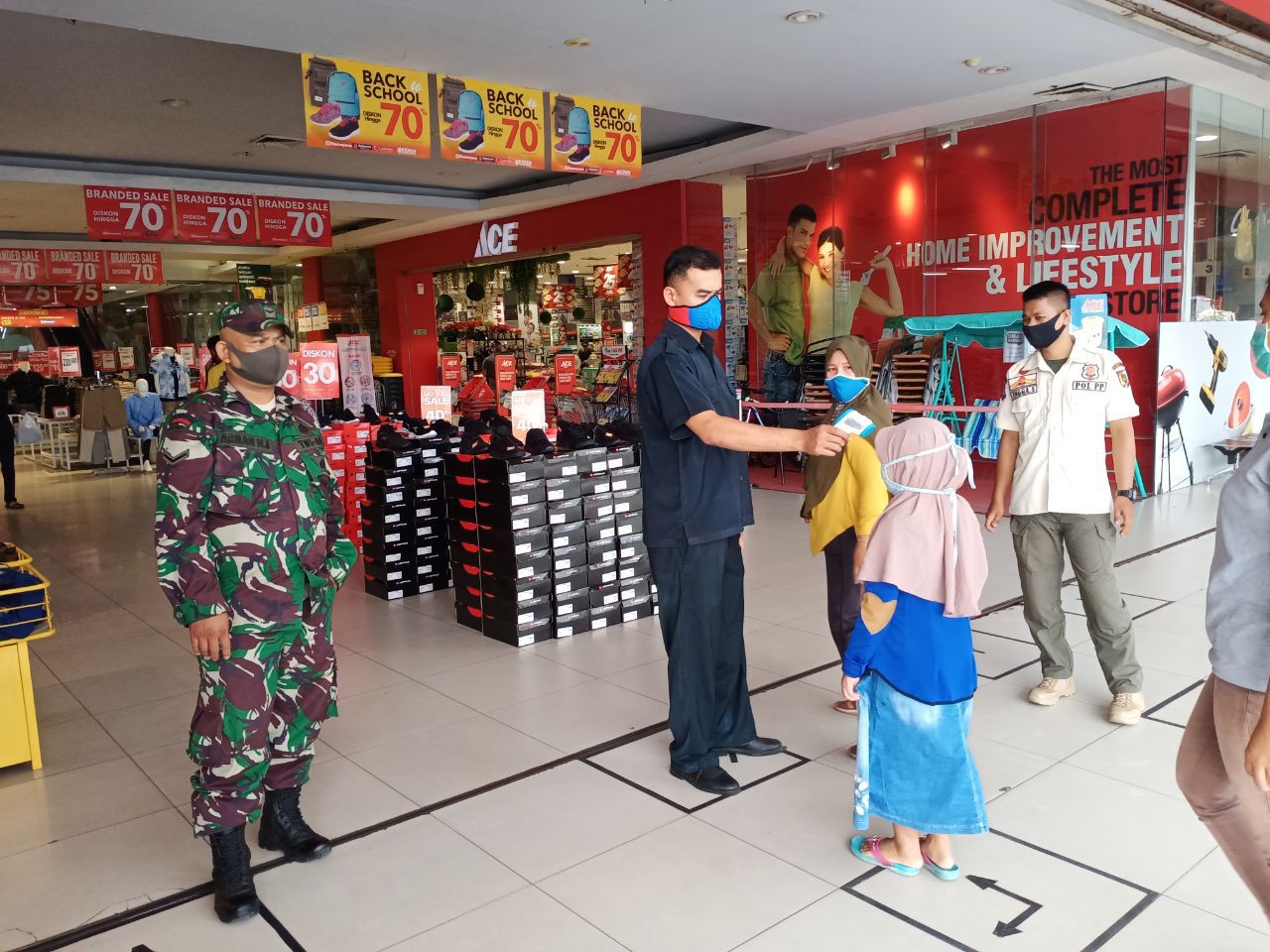 Babinsa Kodim 0301/PBR Bersama Petugas Gabungan Laksanakan Sosialisasi Penegakan Protokol Kesehatan Bagi Masyarakat Di Pusat Perbelanjaan