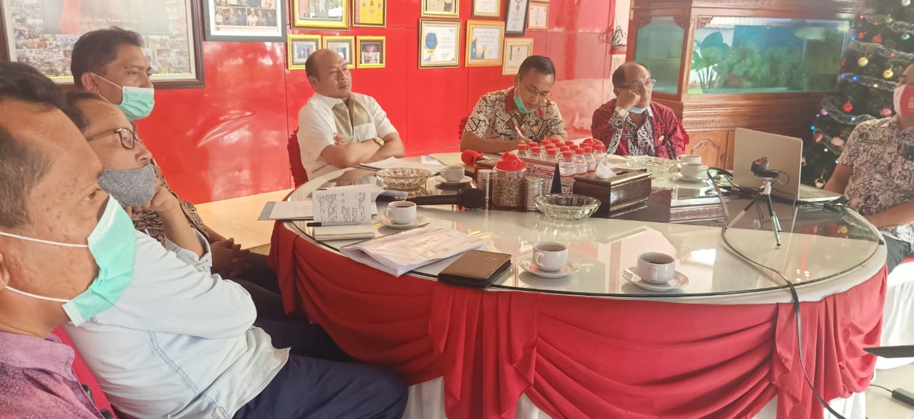 Bupati Taput Rapat Pokja Apkasi Melalui Zoom Meeting Tentang Peraturan Pelaksanaan UU Tentang Cipta Kerja