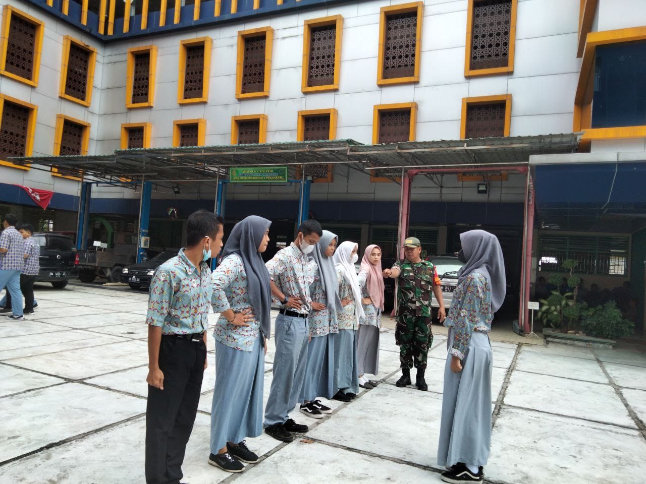 Babinsa Kodim 0301/PBR Melatih Murid SMK Muhammadiyah 1 Pekanbaru Cara Pengibaran Bendera