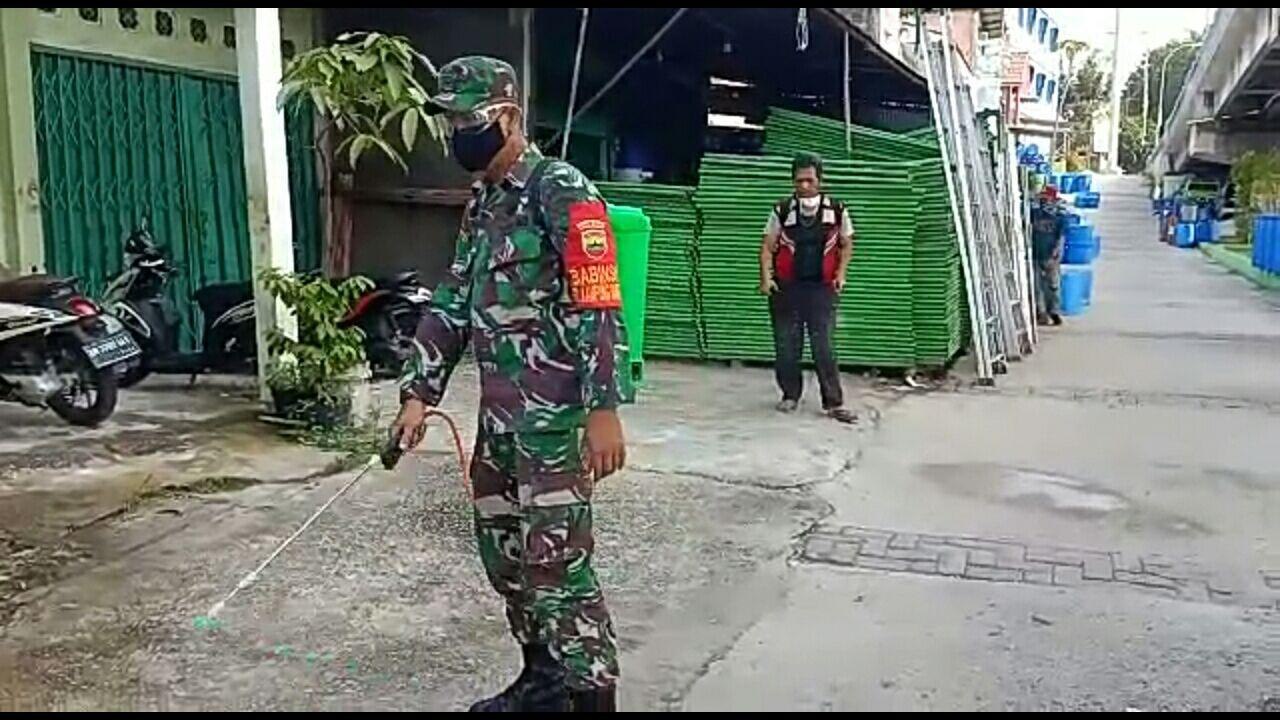 Cegah Penyebaran Covid-19, Babinsa Kodim 0301/PBR Bersama Bhabinkamtibmas Laksanakan Penyemprotan Disinfektan