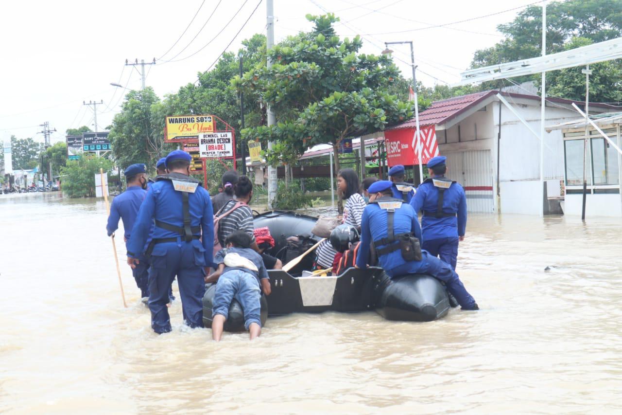 Tim SAR Ditpolairud Polda Riau Lakukan Penyisiran dan Evakuasi Warga Yang Terdampak di Lokasi Banjir