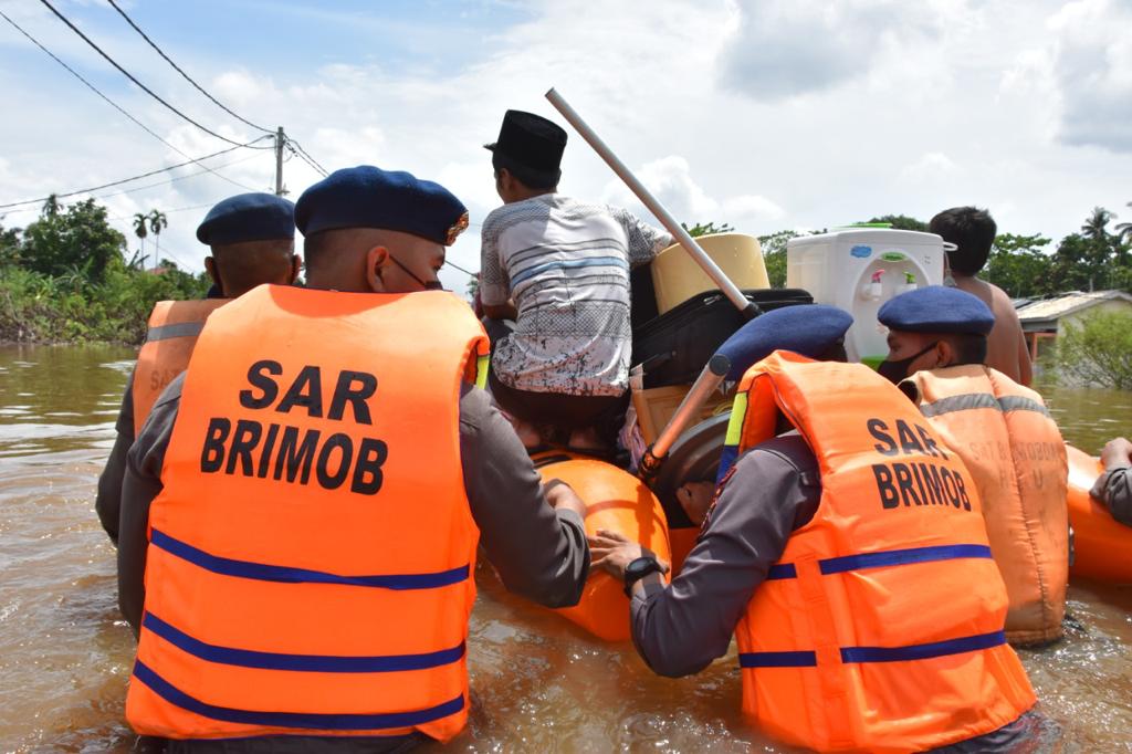 Banjir di Kota Pekanbaru, Personil Brimob Polda Riau Hadir Bantu Evakuasi Warga