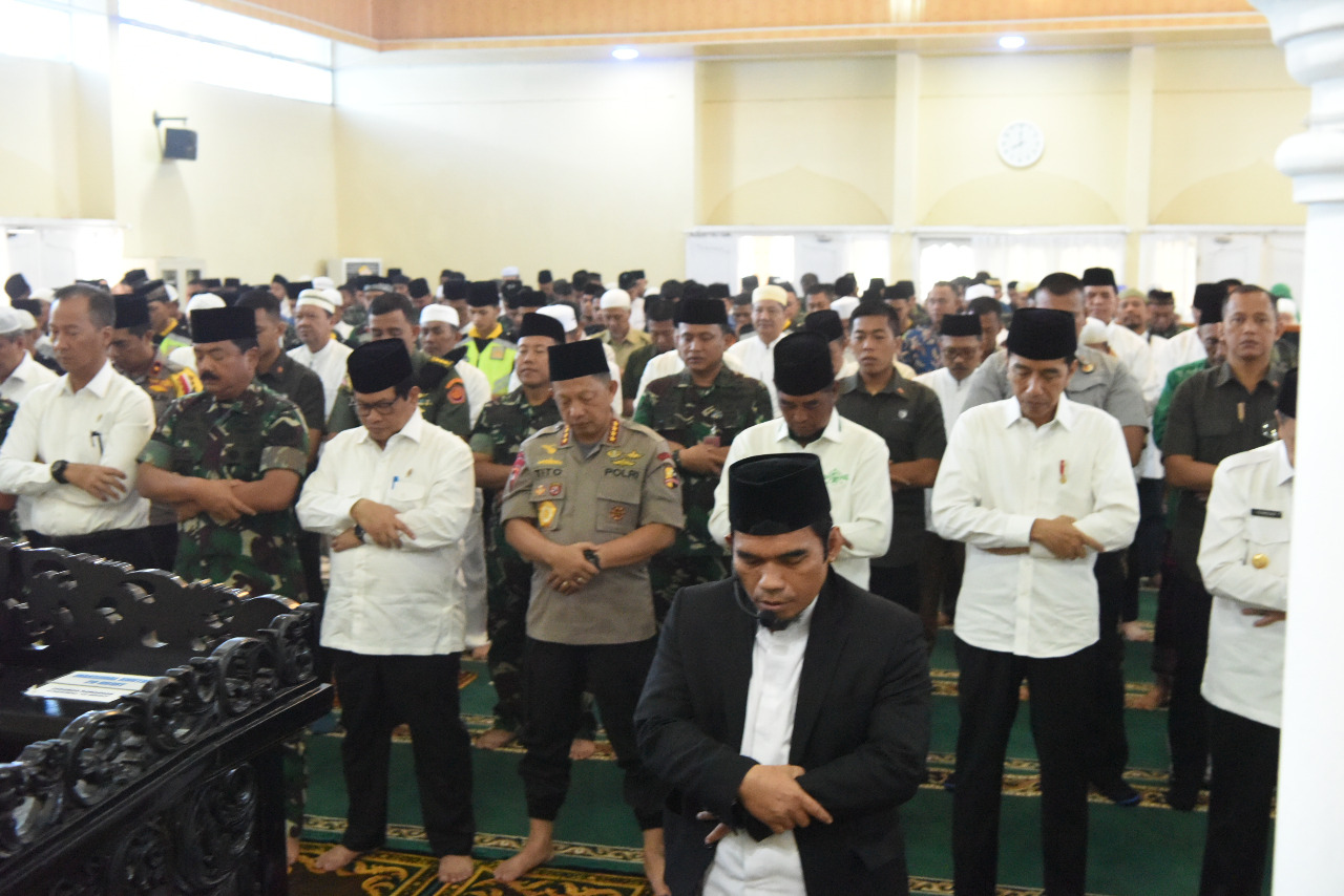 Presiden RI Shalat Istisqa Di Masjid Amrullah Lanud RSN Pekanbaru