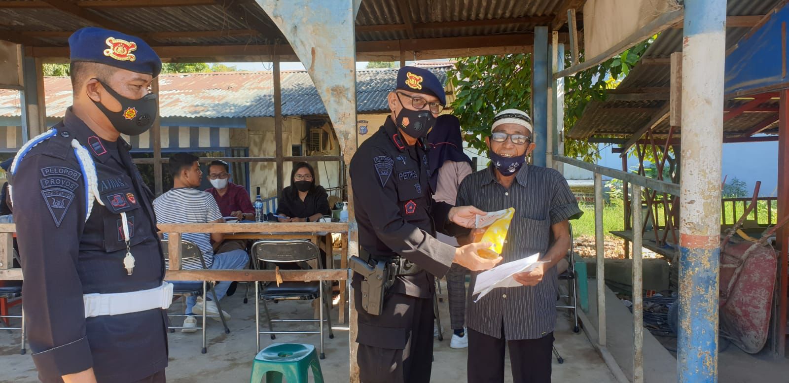 Gabungan Brimob Polda Riau Dan Polres Rohil Gelar Patroli Vaksinasi, Sasaran Pengguna Jalan Tak Pakai Masker Dan Belum Vaksin