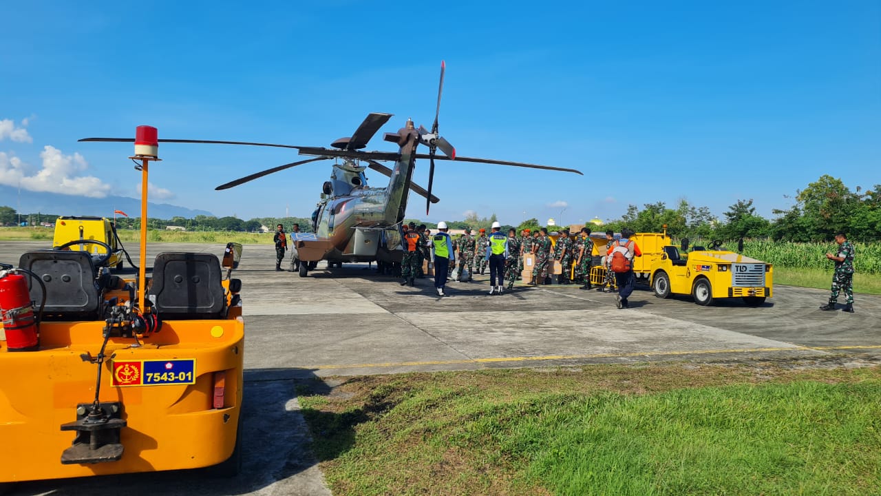 Helikopter Caracal TNI AU Salurkan Bantuan Sosial Ke Daerah Terisolir Di Aceh Tengah