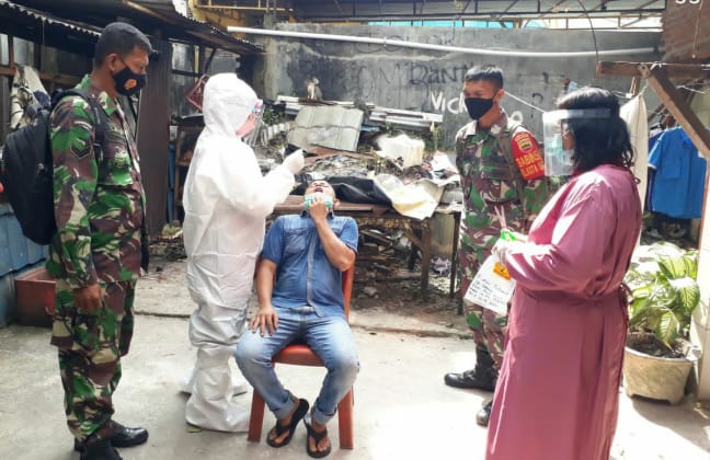 Babinsa Kodim 0301/PBR Lakukan Pendampingan Kepada Tim Medis Puskesmas Dalam Pelaksanaan Tracing Contact Pasien Covid-19