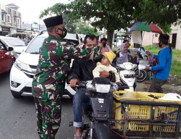 Dalam Bulan Suci Ramadhan 1442 H, Babinsa Kodim 0301/PBR Bersama Lurah Sialang Munggu dan LPM Berbagi Takjil, Sembako, Nasi Kotak di Masjid Nurul Jannah