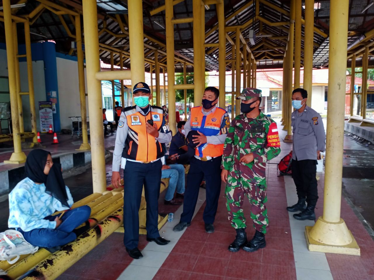 Babinsa Kodim 0301/PBR Laksanakan Pengawasan Protokol Kesehatan di Terminal BRPS Kota Pekanbaru