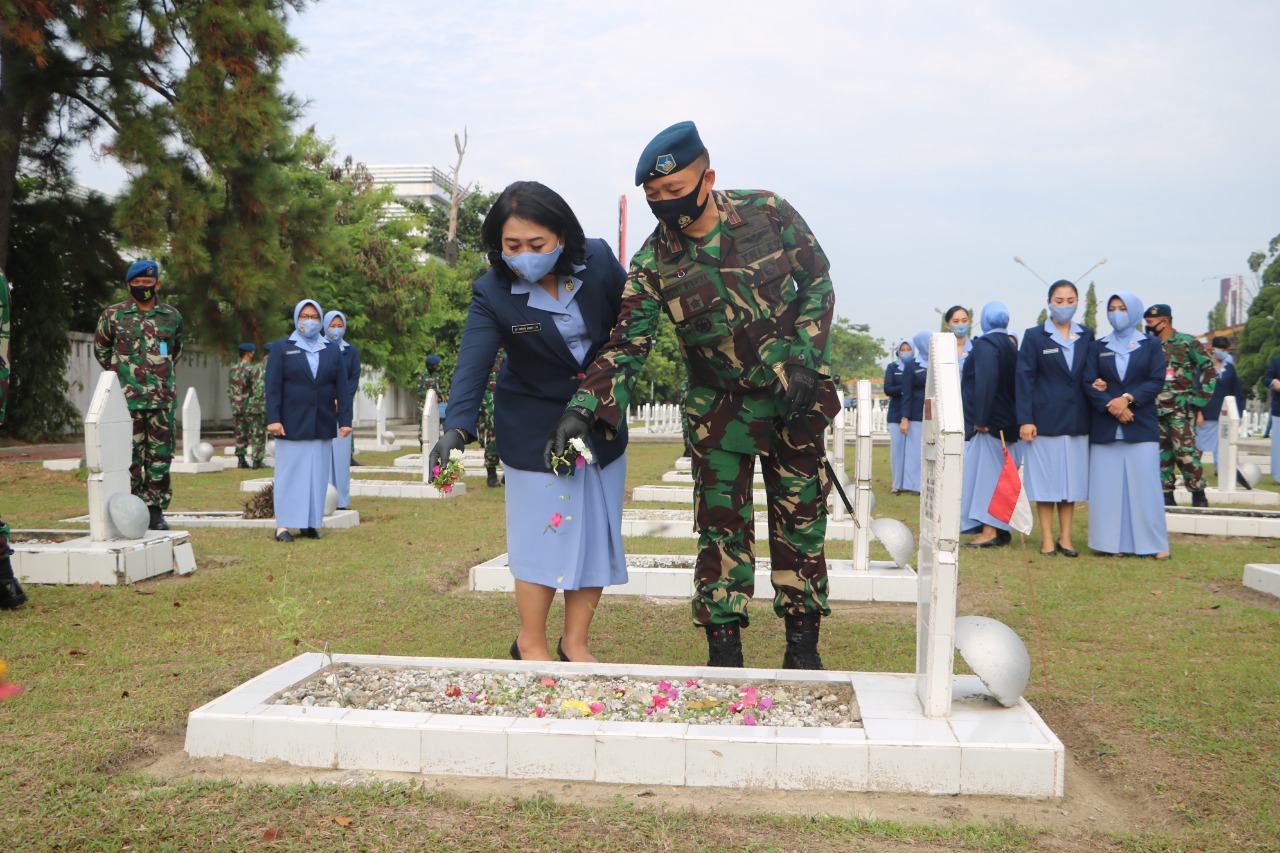 Dalam Rangka Memperingati Hari Bakti TNI AU Ke-73, Danlanud RSN Pimpin Kegiatan Ziarah di TMP Kusuma Dharma