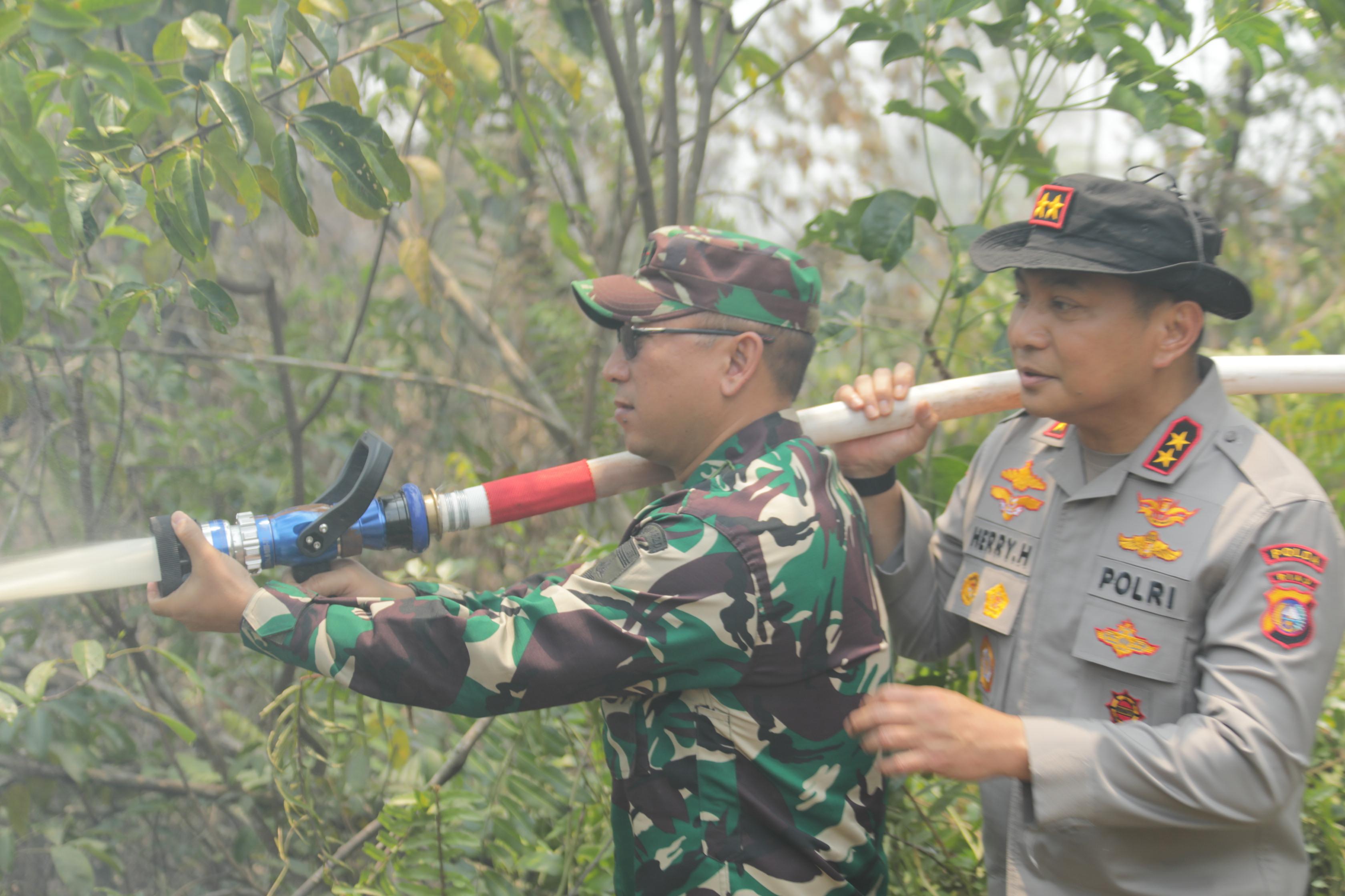 Kapolda Riau Herry Heryawan Turun Langsung Ke Lokasi Karhutla di Dumai, Tegaskan Komando Pengendalian, Penegakan Hukum Tegas, Dan Optimalisasi Pencegahan Terpadu