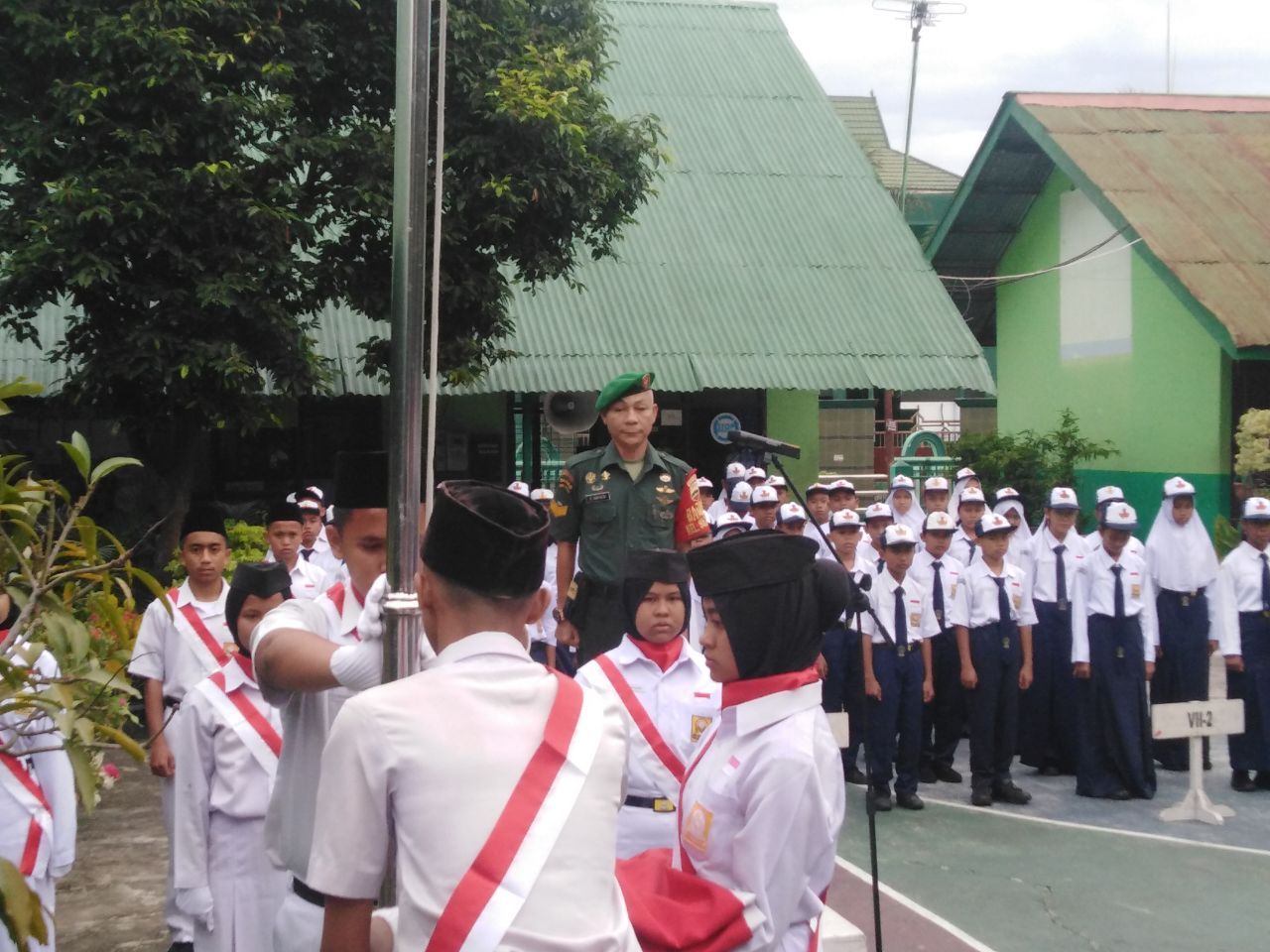 Babinsa Kodim 0301/Pekanbaru Menjadi Pembina Upacara di Sekolah