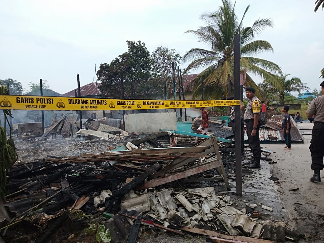 Kebakaran hebat di Desa Pasir Panjang, satu warung, dua rumah dan tiga sepeda motor Ludes di Lalap Jago Merah