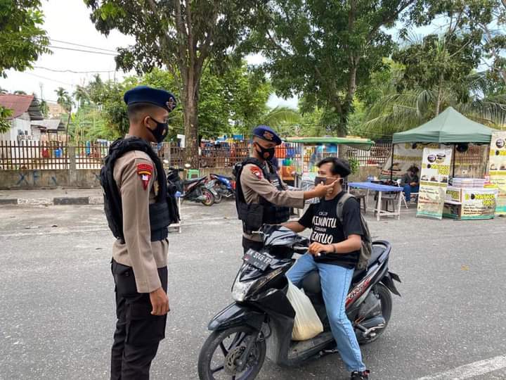 Personel Satuan Brimob Polda Riau Laksanakan Patroli Penertiban Prokes di Kota Pekanbaru